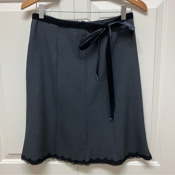 Vintage Dresses & Skirts - Vintage knee length skirt with velvet waistband and lace trim, dark grey & black